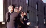 ≥Bruksela, 16 marca 1999. Uroczystość z okazji wstąpienia Polski, Czech i Węgier do NATO.  Sekretarz Generalny Javier Solana ściska dłoń premiera Jerzego Buzka, po lewej premier Czech Milos Zeman, po prawej premier Węgier Viktor Orban.  