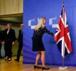 Bruksela, 21 listopada. Premier Theresa May i szef Komisji Europejskiej Jean-Claude Juncker idą na konferencję prasową 