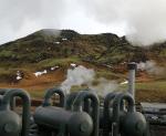 ≥Elektrownia geotermiczna Hellisheii pod Reykjavikiem dostarcza 303 MW energii elektrycznej i 133 MW energii cieplnej w postaci gorącej wody 