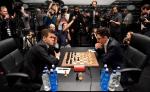 27-letni Magnus Carlsen (z lewej) i Fabiano Caruana (lat 26) podczas meczu w Londynie 