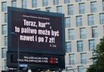 Podsłuchany u Sowy były prezes Orlenu Jacek Krawiec cytował w rozmowie Donalda Tuska, który po wygranych już wyborach w 2011 r. miał mu się zdradzić z obojętnością na los kierowców.  Powiedzonka z taśm na długo zostają w języku. Na zdjęciu telebim w centrum Warszawy, 2014 rok 