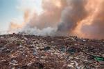 W świadomości opinii publicznej problem odpadów zaczął się  na wiosnę 2018 r., gdy wybuchła „bomba ekologiczna”, czyli kilkadziesiąt pożarów dzikich wysypisk śmieci  i magazynów  z wyselekcjonowanymi odpadami  