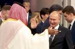Władimir Putin przybija piątkę z Mohammedem bin Salmanem. Saudyjski książę miał być bojkotowany z powodu zarzutu  o zlecenie zabójstwa dziennikarza Dżamala Chaszodżdżiego 