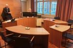 Kameralna sala rozpraw w fińskim sądzie – stoły ustawione w okrąg