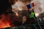W pierwszą sobotę grudnia na ulice Paryża wyszło 136 tys. osób. Ranne zostały 133 osoby, a 400 protestujących zatrzymano. Zdewastowano nawet Łuk Triumfalny                     