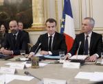 Prezydent Emmanuel Macron po raz pierwszy spotkał się w poniedziałek z przedstawicielami związków zawodowych, pracodawców i organizacji obywatelskich, towarzyszyli mu premier Edouard Philippe (z lewej) i niektórzy ministrowie 