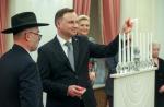 <W niedzielę podczas zapalenia świec chanukowych prezydent Andrzej Duda mówił, że zależy mu, by Żydzi zawsze czuli się  w Polsce komfortowo 