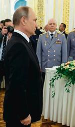 Po brytyjskiej wpadce Wladimir Putin udzielił ostrej reprymendy gen. Igorowi Korobowowi (obaj na zdjęciu  z 2017 r. w Moskwie). Zdaniem niektórych dziennikarzy odbiło się to na zdrowiu szefa wywiadu wojskowego