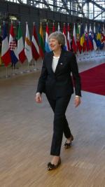 <Premier Theresa May w czwartek po przybyciu do Brukseli na szczyt przywódców krajów UE 