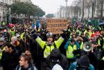 Emmanuel Macron spotkał się z zarzutami, że policja brutalnie traktuje manifestantów 