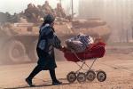 Wszędzie BTR-y, czołgi. Handlarzy biją  i rozganiają, zabierają im towar. Ludzie krzyczą, płaczą – zapisała w dzienniku Polina Żerebcowa w 2004 roku. Na zdjęciu Grozny w marcu 1995 roku 