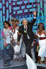 Andres Manuel Lopez Obrador nigdy nie stracił kontaktu z meksykańskim ludem. Po studiach wrócił ze stolicy w rodzinne strony, aby mieszkać wśród Indian Chontal i im pomagać