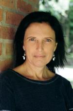 Claudia Piñeiro, popularna pisarka argentyńska. „Klątwy” to jej czwarta powieść wydana w Polsce 