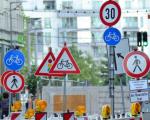 Zanim zaczniemy wprowadzać nowe rozwiązania, koniecznie trzeba uporządkować  i ujednolicić systemy oznakowania dróg w UE.  Na zdjęciu jedna z ulic  w Berlinie  