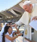 Papież Franciszek błogosławi dziewczynkę przed mszą na stadionie w Abu Zabi  