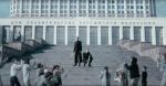 Dwa wampiry na tle moskiewskiego Białego Domu. Kadr z teledysku do utworu „Nie ma śmierci”, który wyrasta na hymn młodych Rosjan