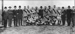 15 stycznia 1911 roku. Borussia przed pierwszym oficjalnym meczem z lokalnym rywalem VfB Dortmund. Pośród zawodników stoi jeden z inicjatorów powołania klubu i jego pierwszy sekretarz Franz Jacobi