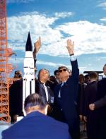 Tam, hen hen, wyżej i dalej niż Rosjanie. Nieboskłon podziwiają prezydent John F. Kennedy (po prawej) i Wernher von Braun, jeden z czołowych konstruktorów rakiet oraz pionier podboju kosmosu, były oficer SS. Przylądek Canaveral, 16 listopada 1963 r. 