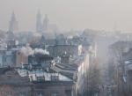 <Spośród największych miast, Kraków ma ze smogiem największe problemy.  Ale jest też  w awangardzie działań antysmogowych 