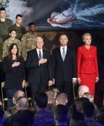 W Polsce jest już ok. 4 tys. amerykańskich żołnierzy. Wkrótce ma ich być wyraźnie więcej. Na zdjęciu spotkanie prezydenta RP Andrzeja Dudy i wiceprezydenta USA Mike’a Pence’a z lotnikami z USA służącymi w bazie w Powidzu koło Poznania  