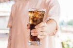 Zwiększenie ilości  napojów typu „zero kalorii” z jednego  do dwóch dziennie podwajało ryzyko udaru  u kobiet cierpiących  na otyłość  