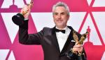 Meksykański twórca Alfonso Cuaron z trzema Oscarami, które zdobył za swój film „Roma” 