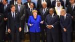 Przywódcy europejscy  i arabscy robią sobie zdjęcie rodzinne  ze szczytu  w Szarm el-Szejk 