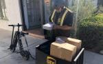W Kalifornii kurierzy UPS już testują hulajnogi. Firma, która je dostarcza, twierdzi, że ten sprzęt może być też wykorzystywany do dowozu przesyłek z magazynu wprost do ciężarówek. 