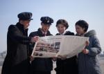 Północnokoreańscy studenci w Pjongjangu czytają doniesienia z Hanoi w „Rodong Sinmun”, organie prasowym Komitetu Centralnego Partii Pracy Korei 
