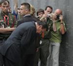 Gerhard Schröder przed Murem Pamięci w Muzeum Powstania Warszawskiego 1 sierpnia 2004 r. Wśród nazwisk tysięcy poległych jest Andrzej Bielecki „Rybak”, dziadek autora tekstu. 