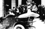 Sarajewo, 28 czerwca 1914 r. Arcyksiążę Franciszek Ferdynand wraz z żoną Zofią opuszczają ratusz na chwilę przed zamachem 