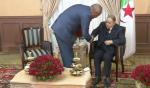 Prezydent Abd al-Aziz Buteflika (siedzi) i nowy premier Noureddine Bedouiof  