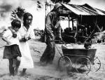 Podczas bitwy o Saipan w obozie dla internowanych amerykańscy żołnierze pomagali ocalałym cywilom 