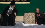 Gen. Sulejmani łączy ogromną władzę  z teatralną wręcz skromnością. Na zdjęciu  z Najwyższym Przywódcą Iranu  ajatollahem Alim Chameneim  w meczecie w Teheranie (2015 r.)