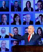 Premier Netanjahu na tle fotografii kandydatów Likudu do Knesetu 