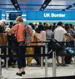W ciągu roku polska społeczność w Wielkiej Brytanii zmniejszyła się o 1–1,5 procent. Na zdjęciu: kontrola graniczna na londyńskim lotnisku Heathrow.