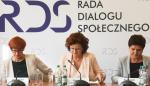 Minister  Elżbieta Rafalska, wicepremier Beata Szydło  i przewodnicząca RDS Dorota Gardias podczas poniedziałkowego posiedzenia rady  