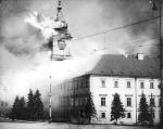 Płonący Zamek Królewski po bombardowaniach 17 września 1939 r. 