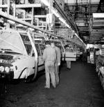 Linia produkcyjna polonezów w FSO. To już rok 1980, kryzys gospodarczy sprawia, że auto nie dostaje nowych silników, a bez nich popyt za granicą jest mniejszy, niż się spodziewano