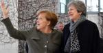Theresa May przyleciała we wtorek do Berlina, by prosić Angelę Merkel o przełożenie brexitu  