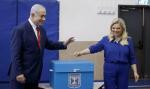 Premier Netanjahu z żoną Sarą w lokalu wyborczym  