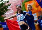 Clémence Calvin z synkiem po zdobyciu w ubiegłym roku w Berlinie wicemistrzostwa Europy w maratonie 