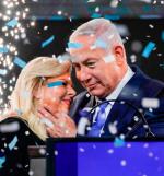Beniamin Netanjahu z żoną Sarą świętuje w noc powyborczą w siedzibie partii Likud w Tel Awiwie 