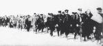 Kolumna aresztowanych policjantów i cywilnych „wrogów ludu” konwojowana przez czerwonoarmistów (po 17 września 1939 r.) 