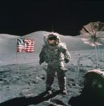 Dowódca misji Apollo 17 Eugene  A. Cernan podczas drugiego spaceru  po Księżycu w grudniu 1972 r. Zdaniem niektórych reżyserem studyjnych ujęć mógł być sam Stanley Kubrick 