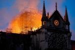 Strażacy walczyli przez osiem godzin o uratowanie, ile się da z Notre Dame. – Zniszczenia są kolosalne – przyznał rzecznik ratowników 