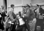 Mario Savio szarpie się z policjantami, którzy chcą go aresztować w trakcie protestów studenckich na Uniwersytecie w Berkeley, 8 grudnia 1964 roku