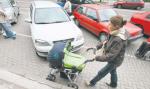 Zastawione samochodami chodniki są problemem polskich miast 