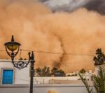 Burze piaskowe są szczególnym zagrożeniem dla astmatyków. Na zdjęciu: tunezyjskie miasto Gafsa 
