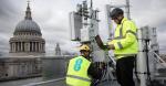Pracownicy operatora EE, należacego  do British Telecom sprawdzają świeżo zainstalowane przez Huawei nadajniki 5G  w Londynie 